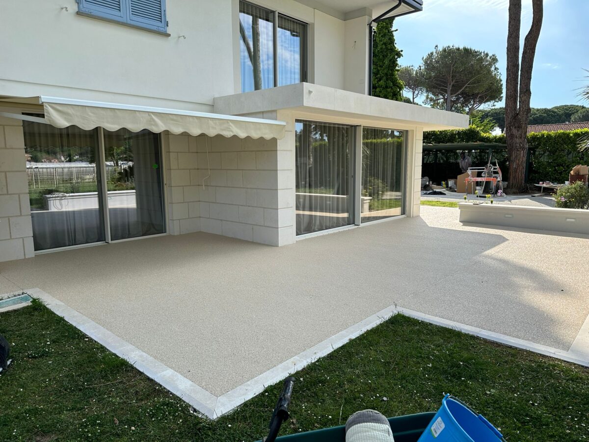 KIT COMPLETO PER PAVIMENTO DRENANTE IN CIOTTOLI E RESINA - immagine 2